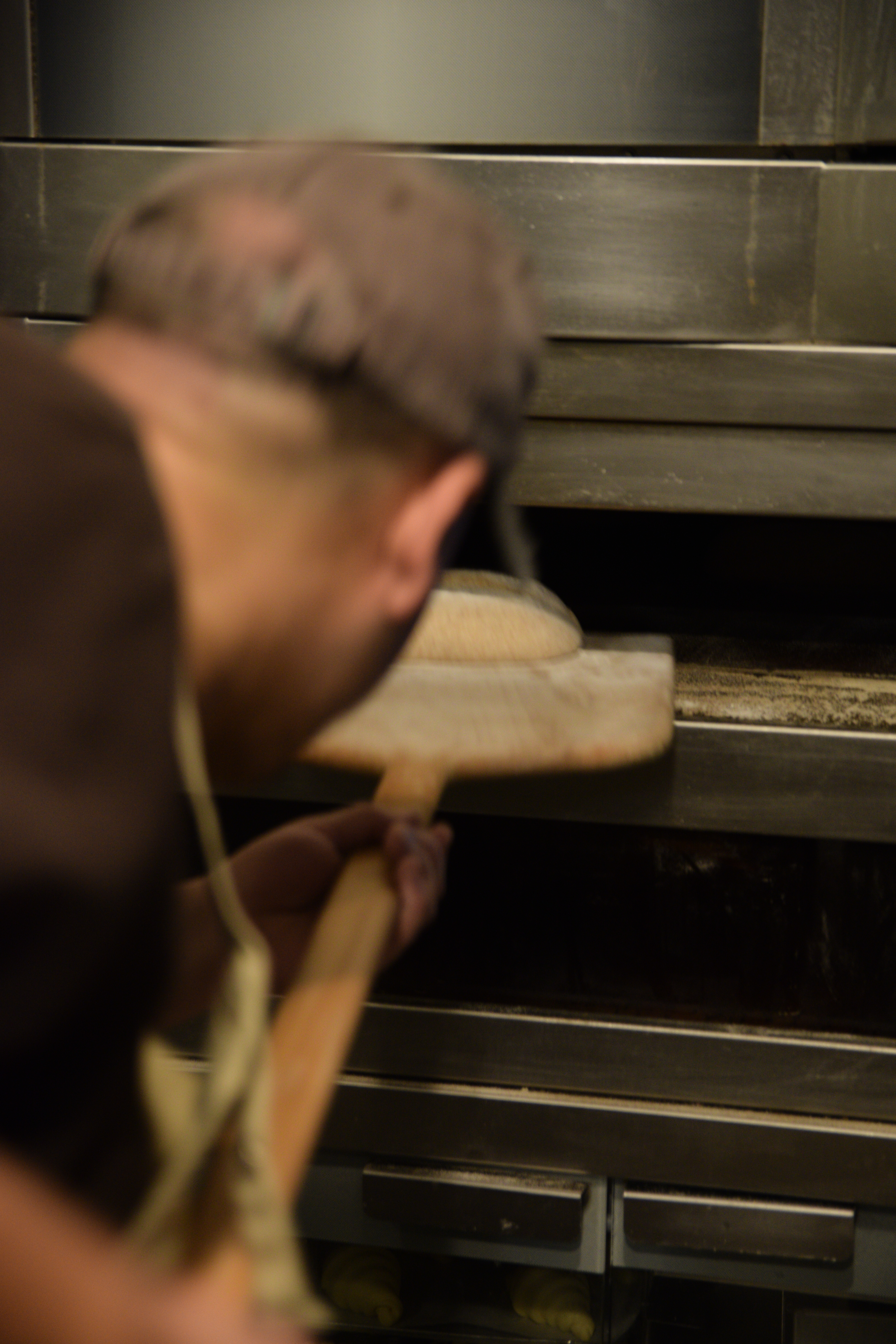 Panadero cargando piezas al horno de solera en ObradorAndino